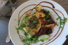 Flambierter Ziegenkäse mit Salat, Honigdressing und Rote Bete