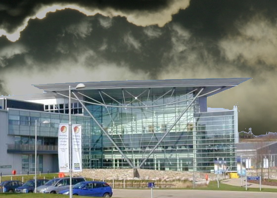 Dunkle Wolken über dem Hauptsitz des Met Office in Exeter, 2005